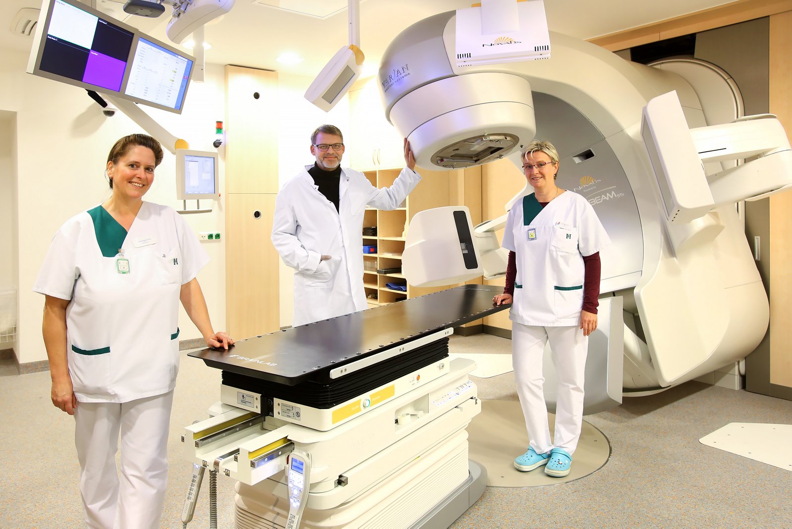 Intraoperative radiation therapy for complex tumors